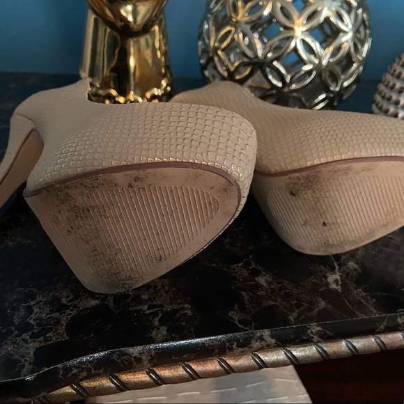 Call it spring Beautiful Beige and Gold heels with a zipper back detail..Size 7 - Picture 3 of 3